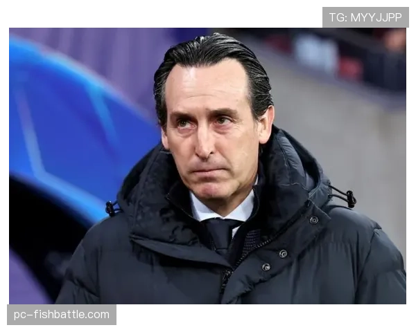 特写：绝杀后，沃特金斯冲到场边与主帅埃梅里紧紧拥抱